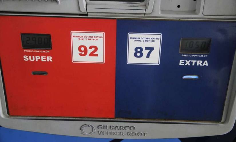 Gobierno compensará a taxistas con tarjeta prepago por nuevos precios de gasolina