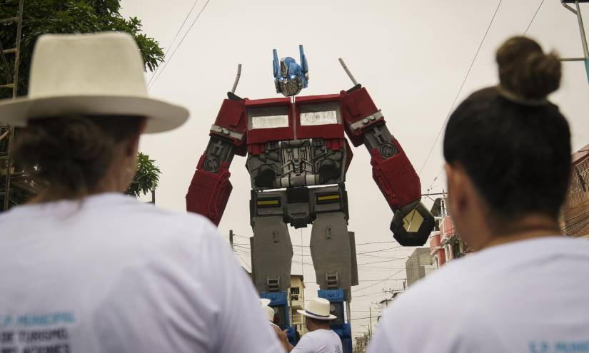 Foto del monigote gigante de Optimus Prime.