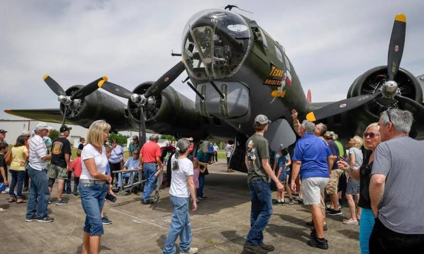 Un B-17 como este, exhibido en 2019, fue uno de los aviones involucrados en un accidente en Dallas este sábado.