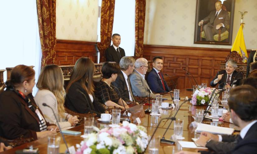El Presidente electo hizo su primer ingreso al palacio de Carondelet en la ciudad de Quito para reunirse con el presidente saliente Guillermo Lasso.