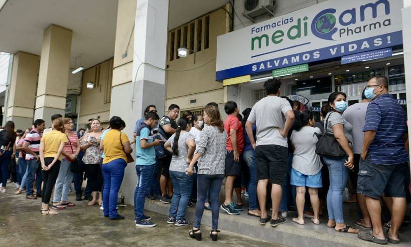Guayaquileños denuncian escasez y especulación en precios de medicinas