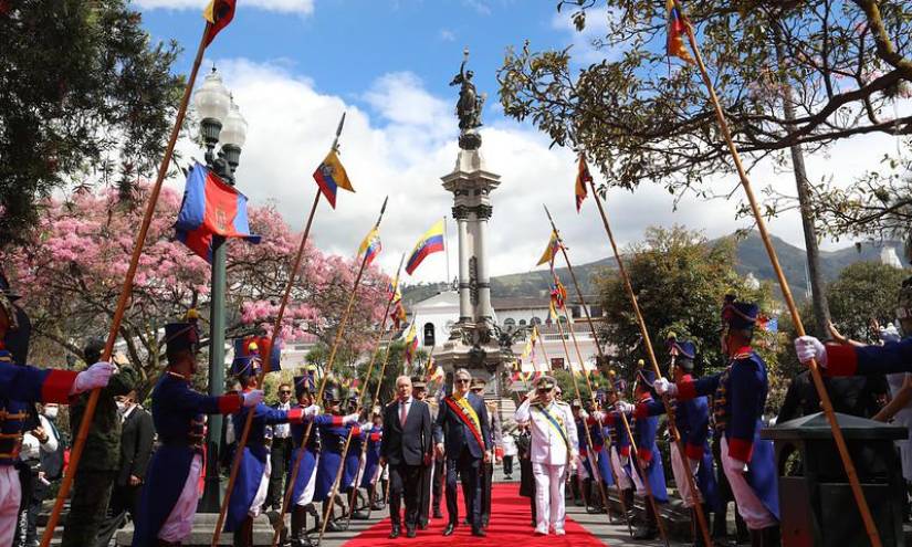 El presidente Guillermo Lasso es un acto en la Plaza de la Independencia en Quito.