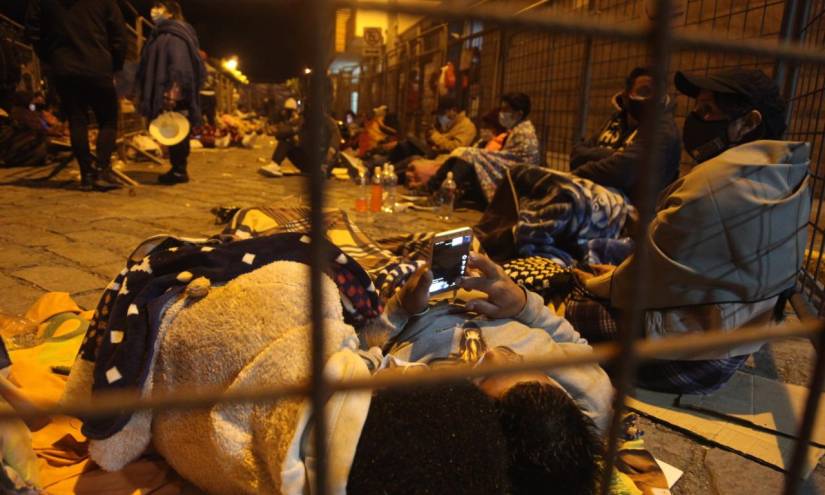 Decenas de personas duermen en la calle para un turno para pasaporte en Cuenca
