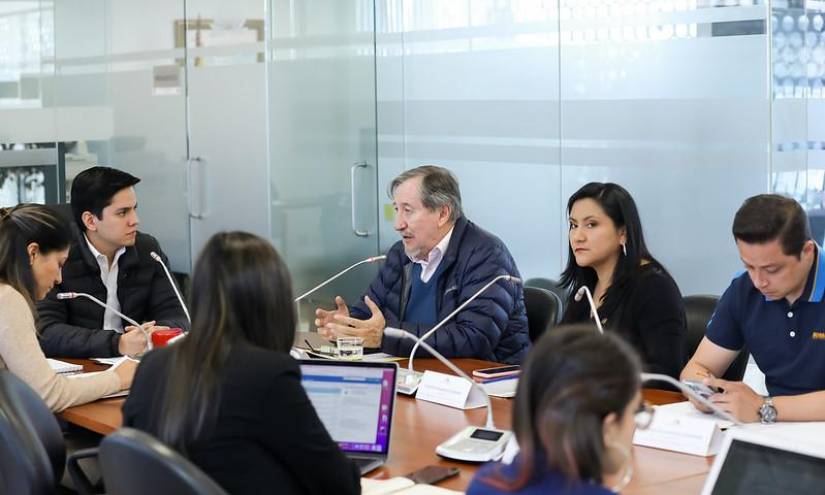 César Rodríguez (d), vocal del IESS por los empleadores, compareció a la comisión de Régimen Económico.