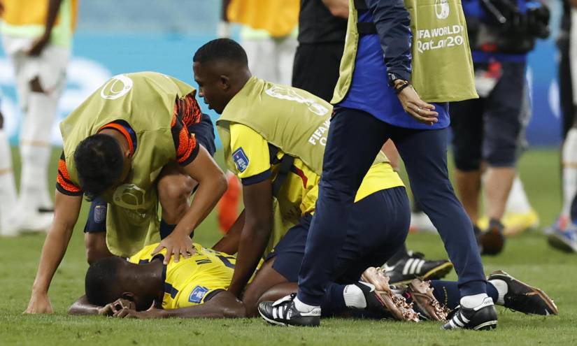 Moisés Caicedo (abajo) de Ecuador reacciona hoy, al final de un partido de la fase de grupos del Mundial de Fútbol Qatar 2022 entre Ecuador y Senegal en el estadio Internacional Jalifa en Doha (Catar).