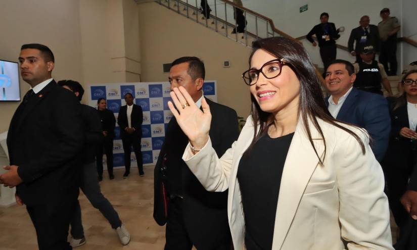 Luisa González llegó junto a su candidato a la vicepresidencia.