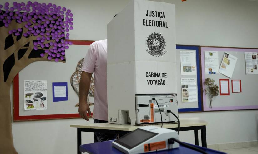 BRASILIA, Brasil.- Un trabajador electoral instala una máquina de voto electrónico.