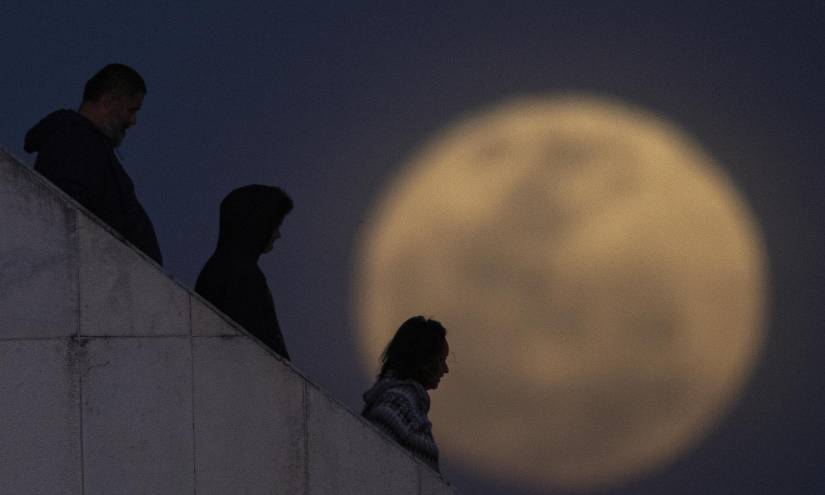 La 'Superluna de ciervo' hace que parezca hasta un 15 % más grande y un 30 % más brillante en nuestro cielo.