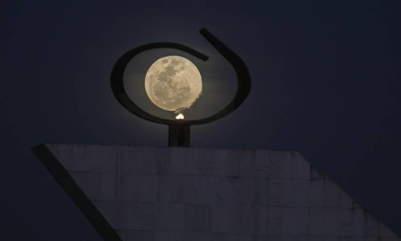 Fotografía de la superluna del ciervo a través del Panteón de la Patria y la Libertad, hoy en Brasilia (Brasil).