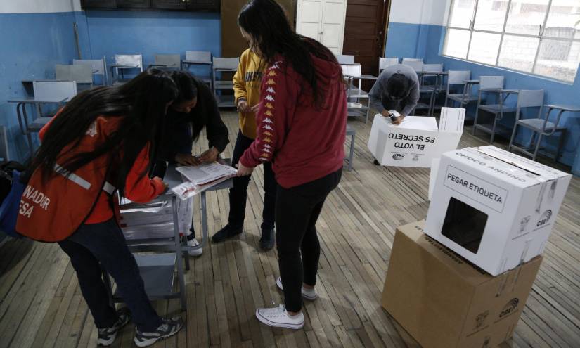 Una persona acude a votar para la jornada de elecciones generales en Quito