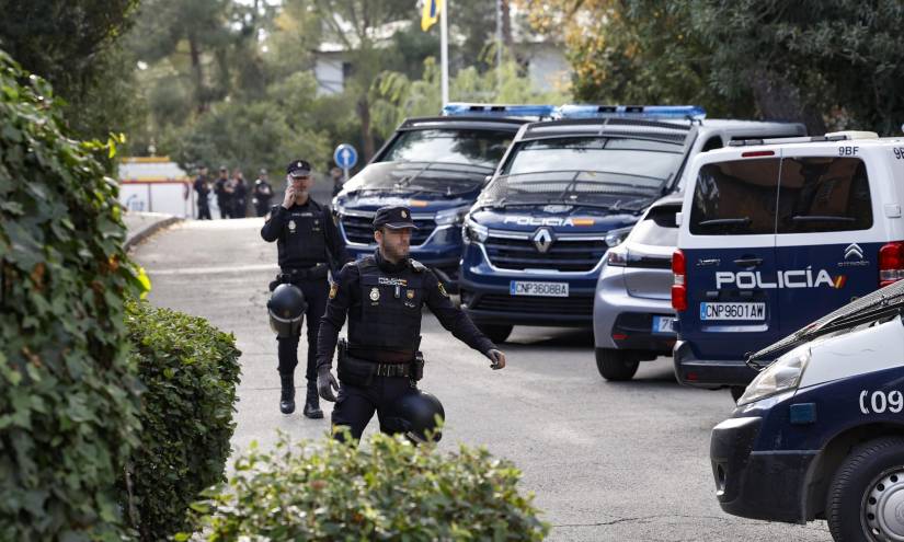 Miembros de la Policía Nacional desplegados en las proximidades de la Embajada de Ucrania en Madrid este miércoles después de que un empleado resultara herido leve tras la explosión de un artefacto en la sede de la legación diplomática ucraniana.