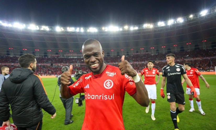 Enner Valencia celebrando la clasificación de su equipo a semifinales de la Libertadores.