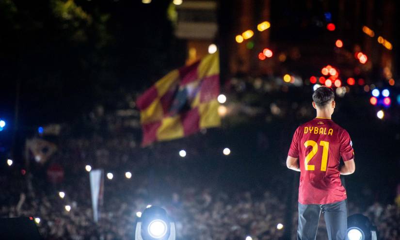 10.000 hinchas de la Roma acudieron a la presentación de Dybala