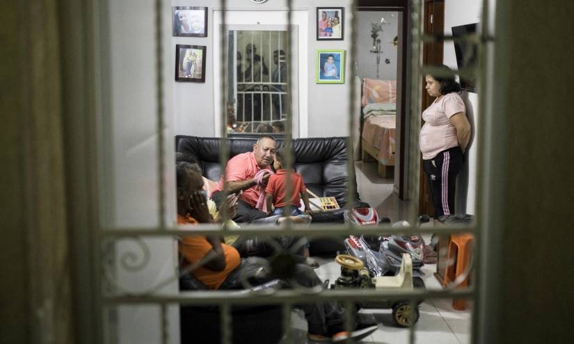 Víctor Escobar está rodeado de familiares después de una entrevista en Cali, Colombia, el jueves 6 de enero de 2022.