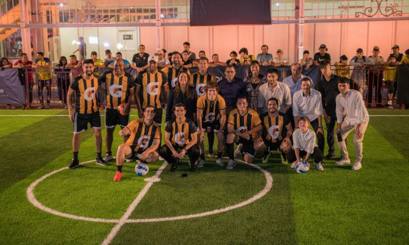 Duelo de exhibición entre exfutbolistas y comentaristas deportivos en Guayaquil.