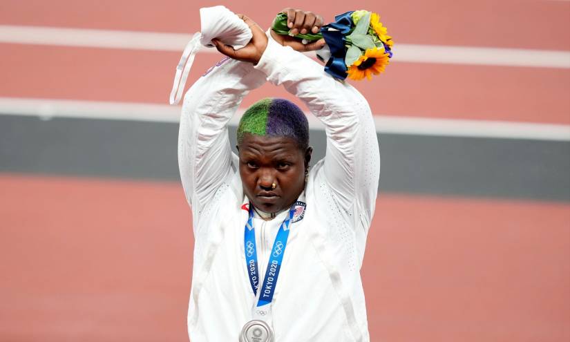 Raven Saunders dee Estados Unidos, medalla de plata en lanzamiento de peso