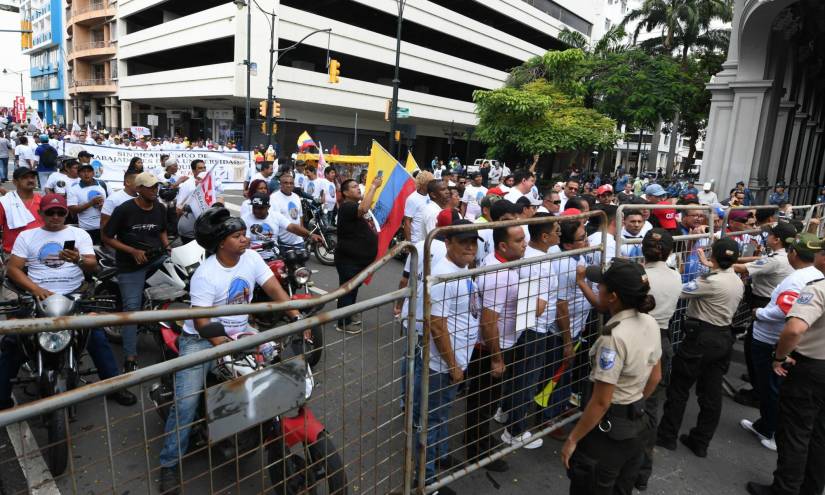 Con vallas, la policía y agentes municipales impiden el paso de los protestantes a las inmediaciones del edificio del Municipio de Guayaquil.