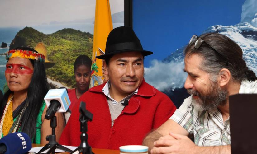 Leonida Iza, Presidente de la Conaie, acompañado de los activistas Alicia Cahuiya y Luis Corral.