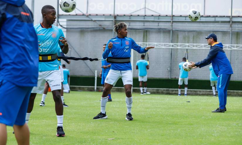 Los jugadores se la selección de Ecuador se entrenan a doble jornada bajo el mando del DT Jimmy Bran.