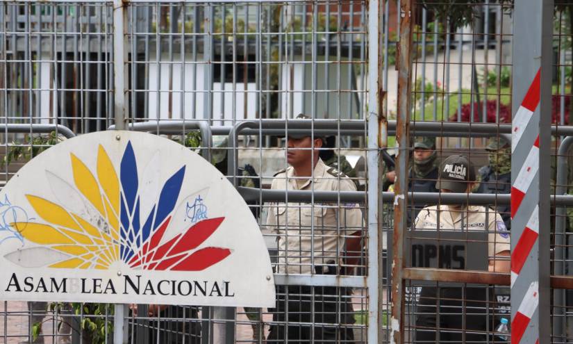 Segundo día sin Asamblea. La Policía restringe el ingreso, con documento en mano, para que los exfuncionarios retiren sus pertenencias, bajo resguardo militar.