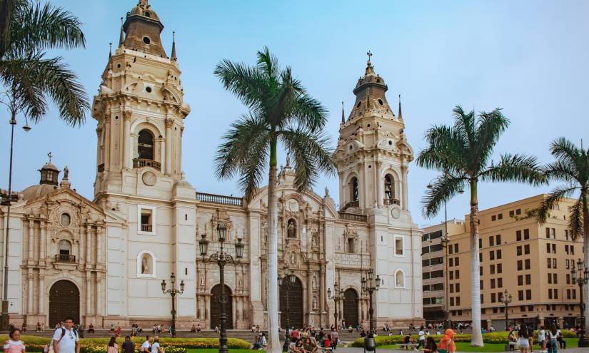 La Catedral de Lima es uno de los símbolos más reconocibles de la urbe peruana.