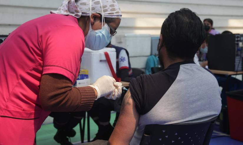Imagen referencial. Foto de una vacunación contra el COVID-19.