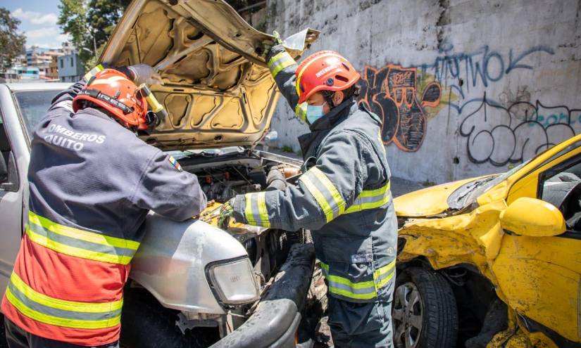 Personal de los Bomberos atienden a los afectados tras el siniestro.
