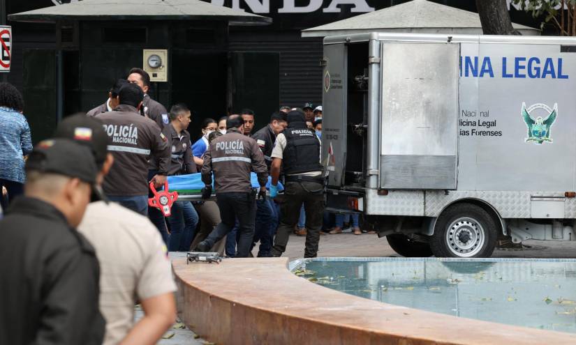 La Policía recogió el cadáver del fiscal Édgar Escobar afuera de la institución donde lo mataron.