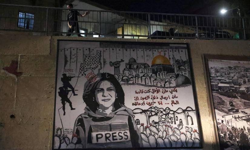 Un mural que representa a la periodista palestina-estadounidense asesinada Shireen Abu Akleh se ilumina con faros en una calle de la ciudad árabe de Umm Al-Fahm, en el norte de Israel.