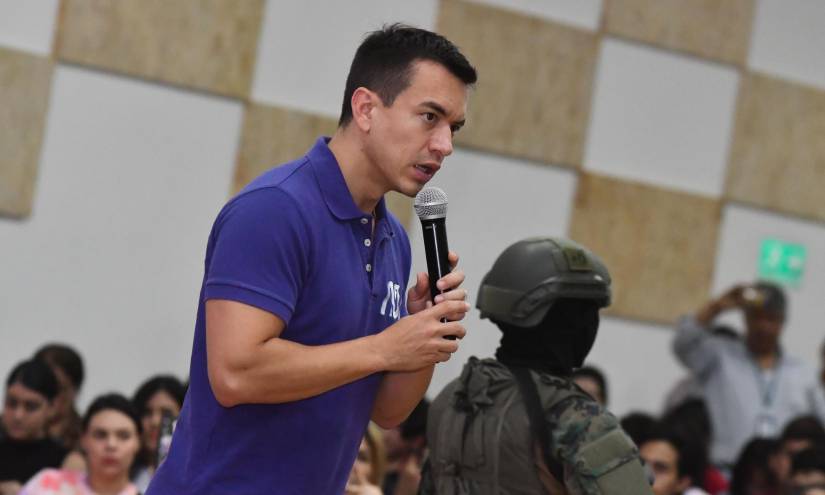 Imagen del candidato Daniel Noboa, con un militar detrás, en un conversatorio realizado en una universidad de Manta.