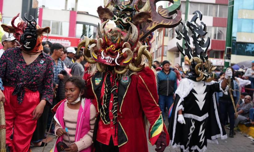 Las máscaras de diablos con grandes cuernos son las más vistosas.