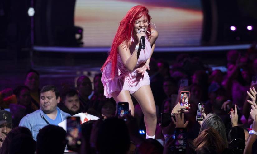 VIÑA DEL MAR (CHILE), 19/02/2023.- La cantante colombiana Karol G se presenta hoy durante la versión número 62º del Festival Internacional de la Canción de Viña del Mar (Chile).