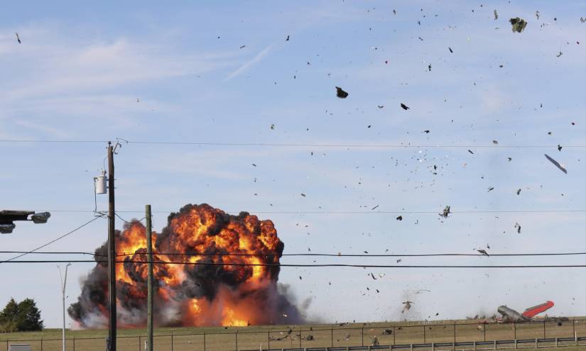 En esta foto del Nathaniel Ross Photography, un avión militar histórico se estrella después de chocar con otro durante una exhibición en Dallas, Texas.