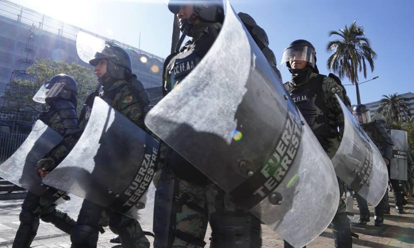 Militares rodearon el edificio de la Asamblea muy temprano el miércoles 17 de mayo, tras la firma de la muerte cruzada.