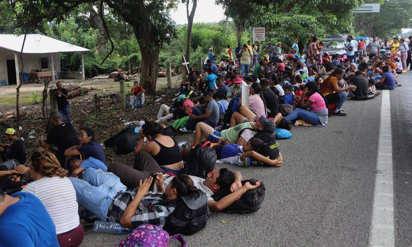 Migrantes participan en una caravana este domingo 5 de noviembre, en el municipio de Huehuetán, México.