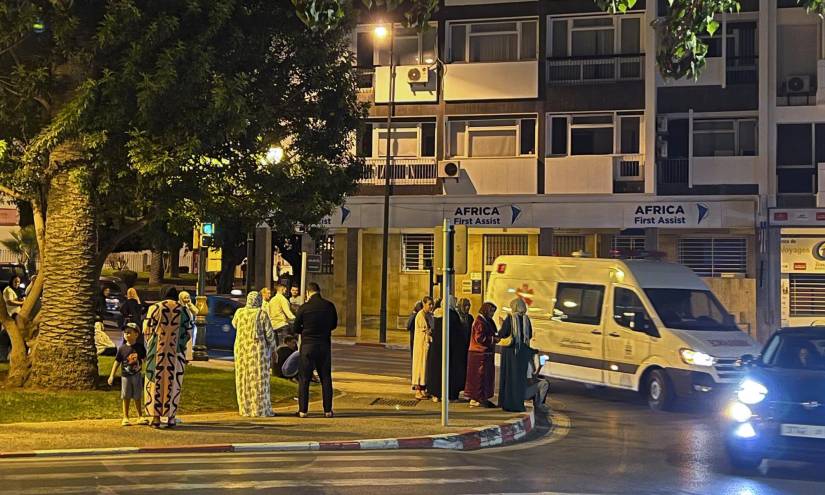Vecinos en el centro de Rabat huyen de sus casas y salen a la calle tras el terremoto de magnitud 6,8 que sacudió este viernes la región septentrional marroquí de Marrakech