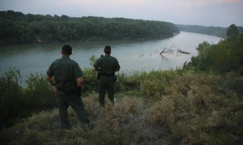 La guardia fronteriza de Estados Unidos vigilan las orillas del río Bravo.