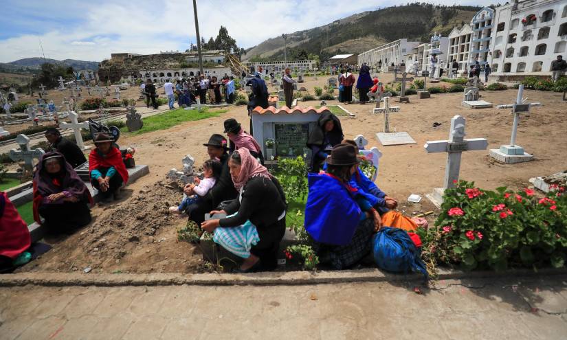 QUI01. PUNIN (ECUADOR) 01/11/2023.- Indígenas acuden hoy con los mejores manjares para conversar con las almas de los suyos que se han ido, en la población San Juan Bautista de Punín, un pintoresco pueblito enclavado en el corazón de los Andes (Ecuador). Los cementerios en Ecuador, sobre todo en los sectores rurales, se han convertido este jueves en una gran mesa en la que los deudos comparten los manjares de la temporada con sus muertos, en una celebración que muestra el marcado sincretismo del Día de Difuntos. EFE/José Jácome