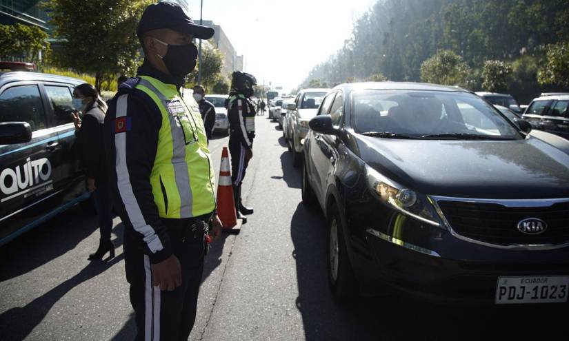 Más de 140 vehículos fueron retenidos este lunes por incumplir el Pico y Placa en Quito
