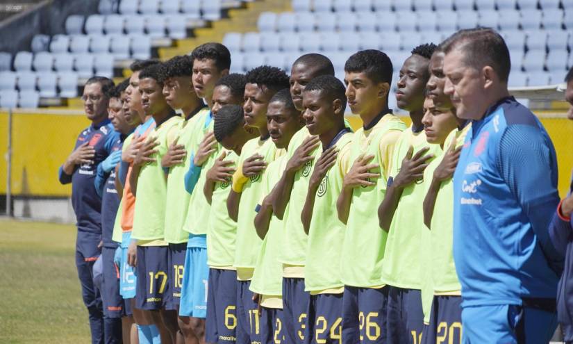 Los futbolistas de Ecuador cantando el himno nacional