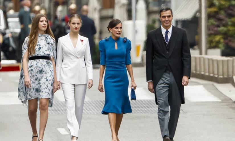 La reina de España, Letizia (2d), la princesa Leonor( 2i) y la infanta Sofía (i), acompañadas por el presidente del Gobierno, Pedro Sánchez (d), a su llegada al Congreso de los Diputados para asistir a la ceremonia de jura de la Constitución de Leonor de Borbón en el día de su 18 cumpleaños, un acto que representa el hito más importante de su trayectoria institucional y pavimenta el camino para que algún día se convierta en reina.