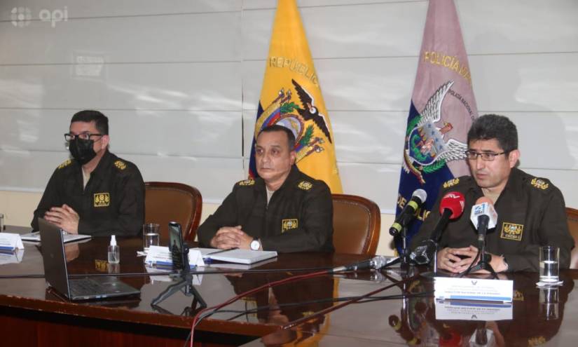 El comandante de la Policía, Carlos Cabrera (c), informó la causa de muerte de Don Naza.
