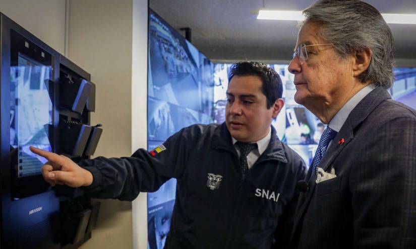 Guillermo Lasso visitó un centro de monitoreo de las cárceles.