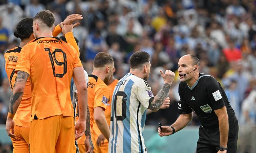 Lionel Messi reclama una falta al árbitro español Mateu Lahoz.