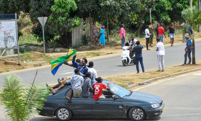 Centenares de personas salieron a las calles de Libreville, la capital de Gabón, en apoyo de los militares que aseguraron haber dado un golpe de Estado contra el presidente gabonés