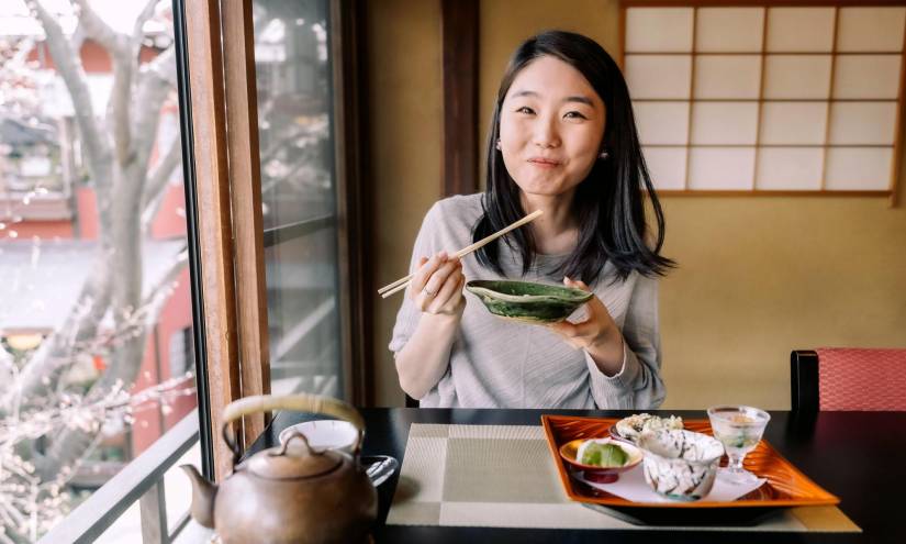 Japonesa aplicando la técnica mientras come.