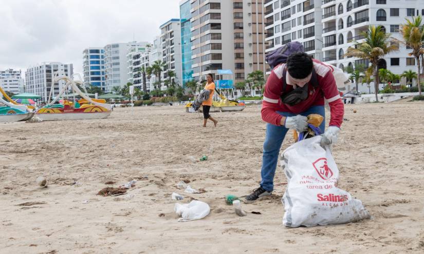 Una cuadrilla municipal recoge basura en las playas de San Lorenzo y Chipipe, en Salinas.