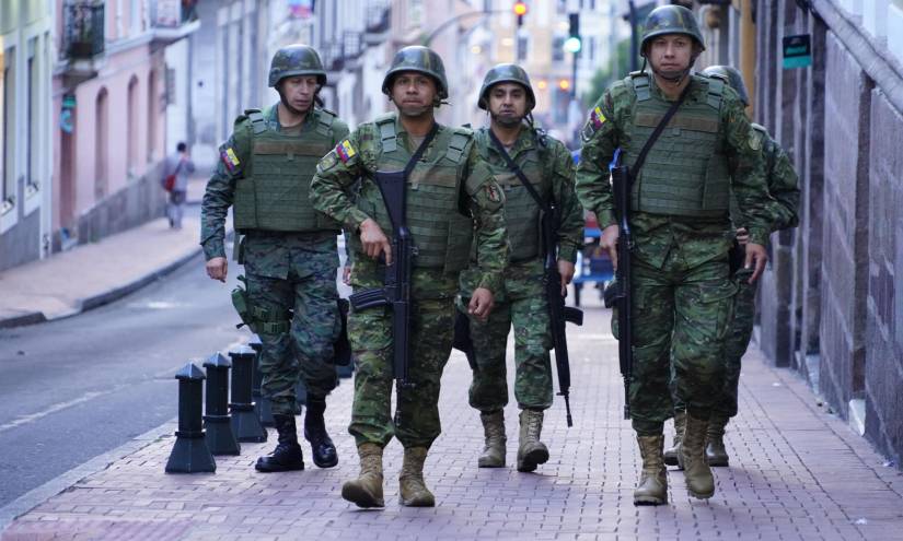 Militares patrullan por el Centro Histórico de Quito.