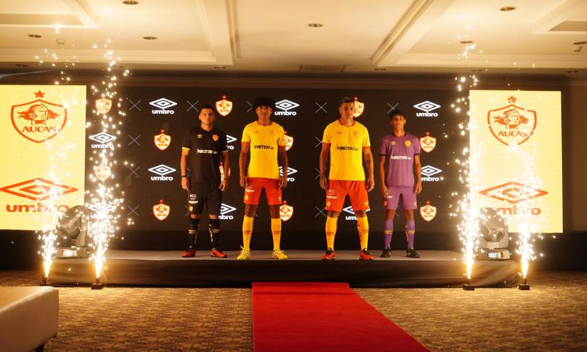 Los jugadores de Aucas presentan las indumentarias titulares y suplentes, de jugadores de campo y de arqueros, para el 2023.