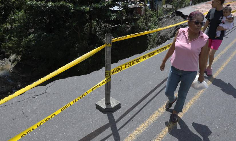 Esmeraldas presenta daños en su red vial debido a las lluvias.